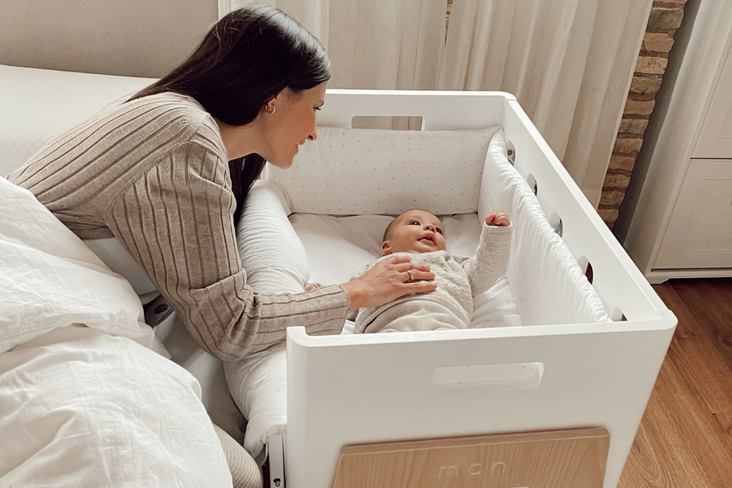 ¿Dormir o no en minicuna los primeros meses del bebé?