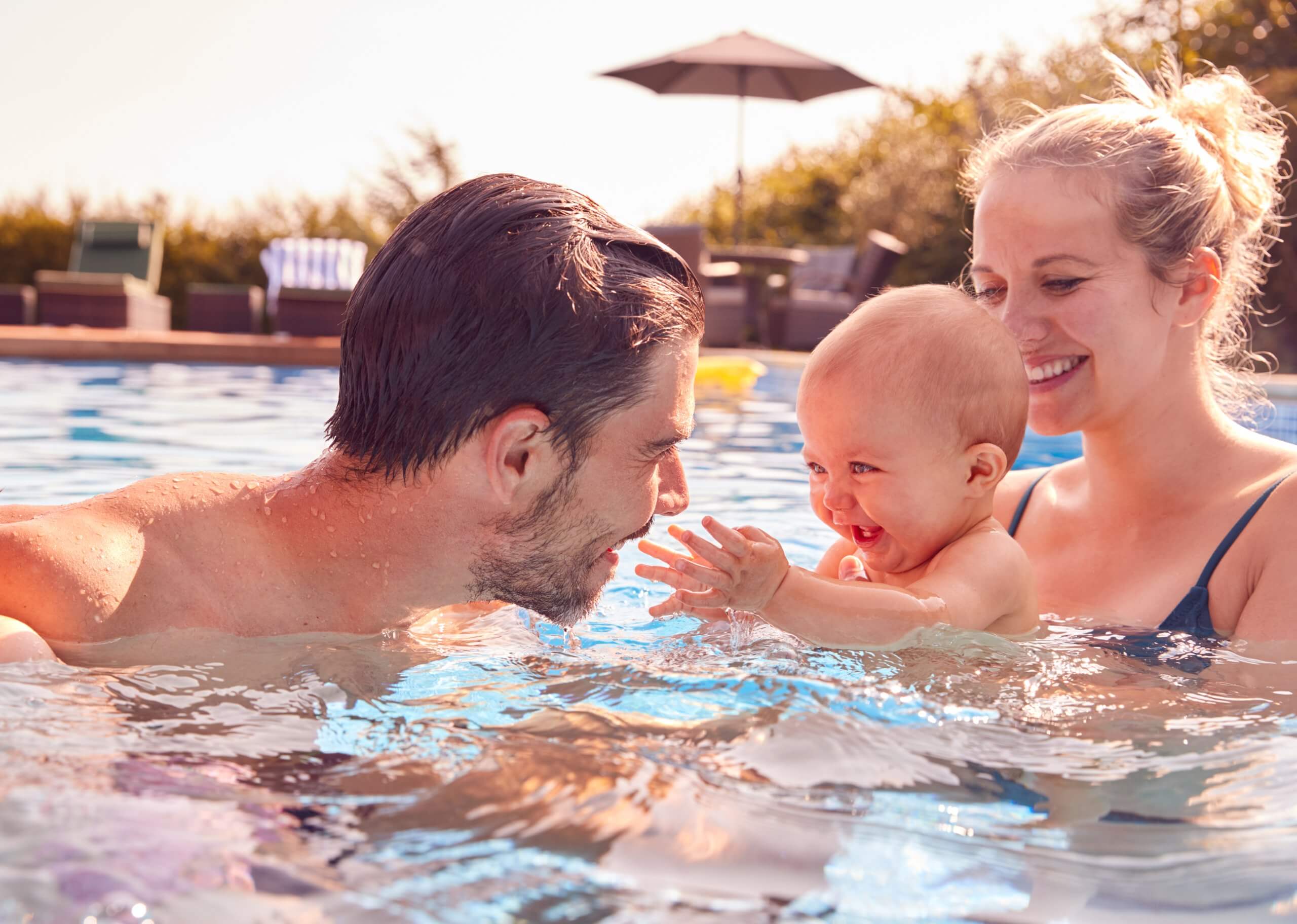 ¿Puedo bañar a mi bebé en la playa o en la piscina?