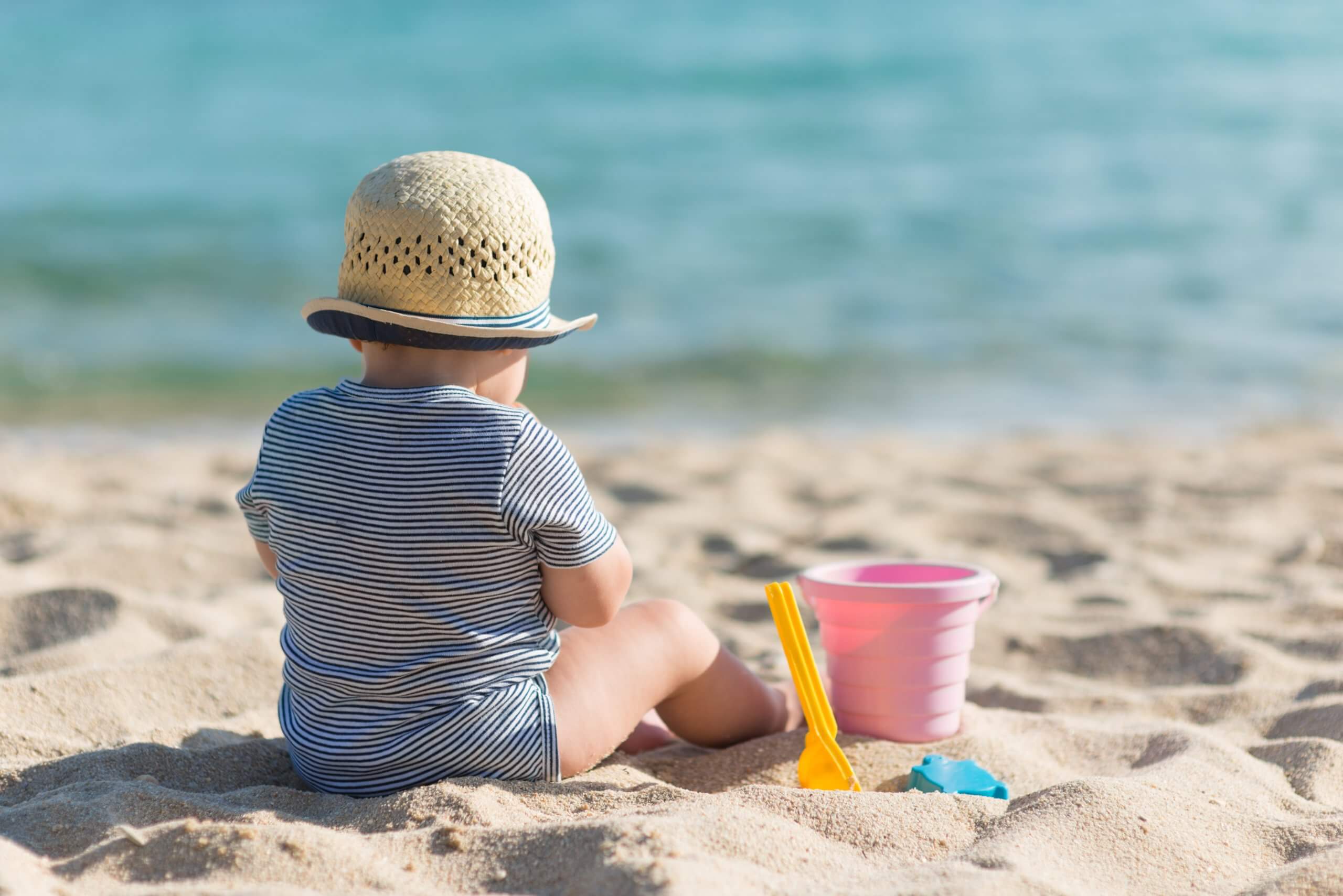 Consejos de seguridad para bebés en días de playa o piscina